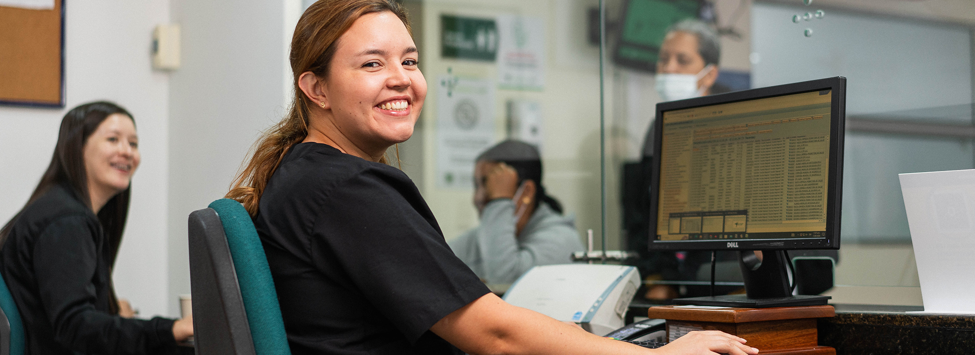 Personal de servicio al cliente sonriendo