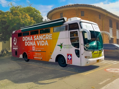imagen de la unidad móvil en un estacionamiento