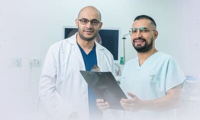 Personal médico sonriendo