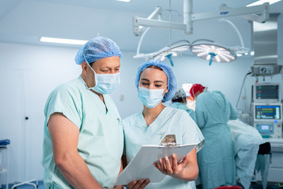 Personal médico en quirófano