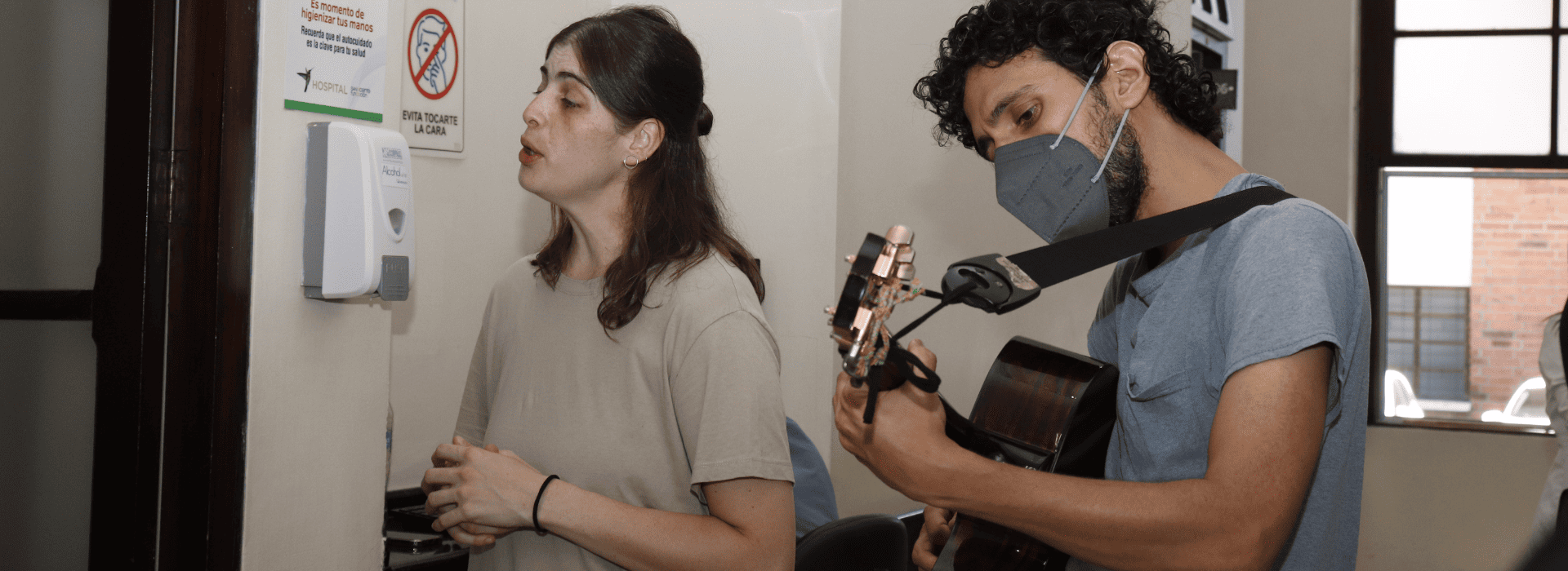 Jóvenes realizando música, cantando y tocando la guitarra