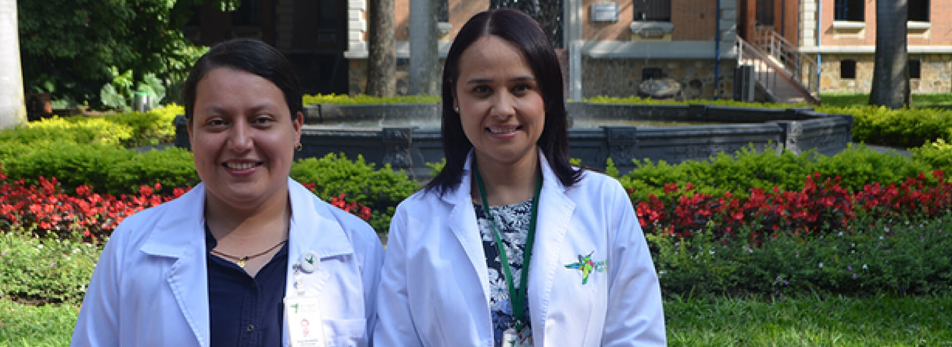Dos doctoras con bata blanca en una zona verde