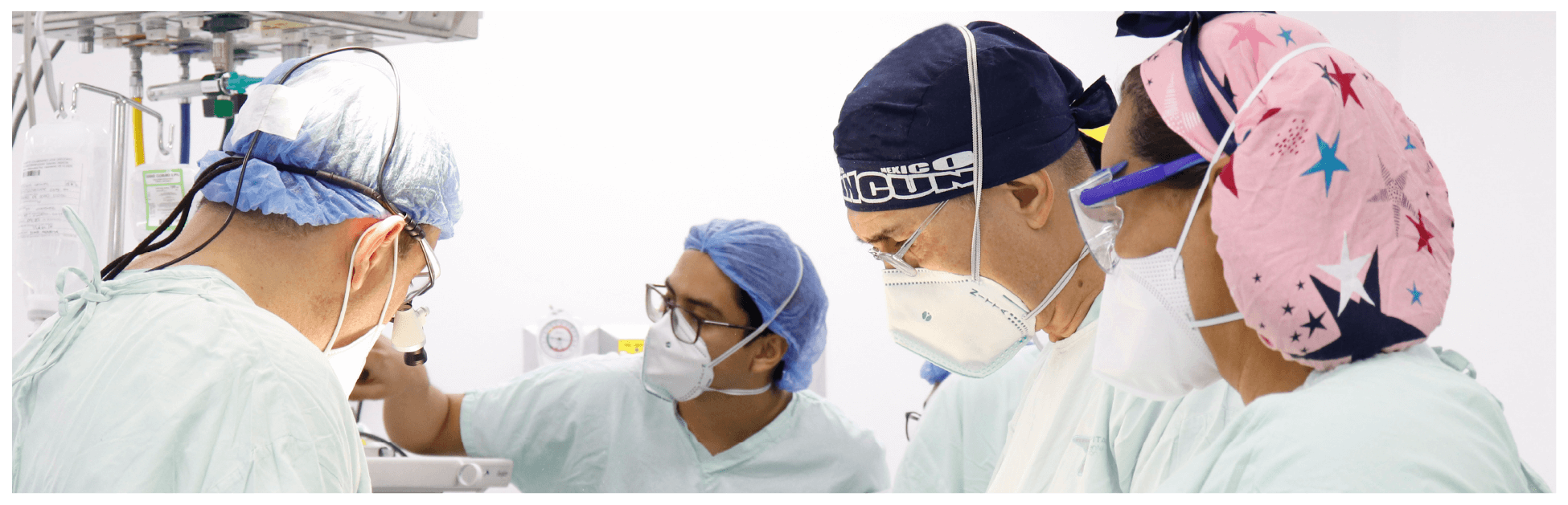 Grupo de doctores realizando una intervención quirúrgica